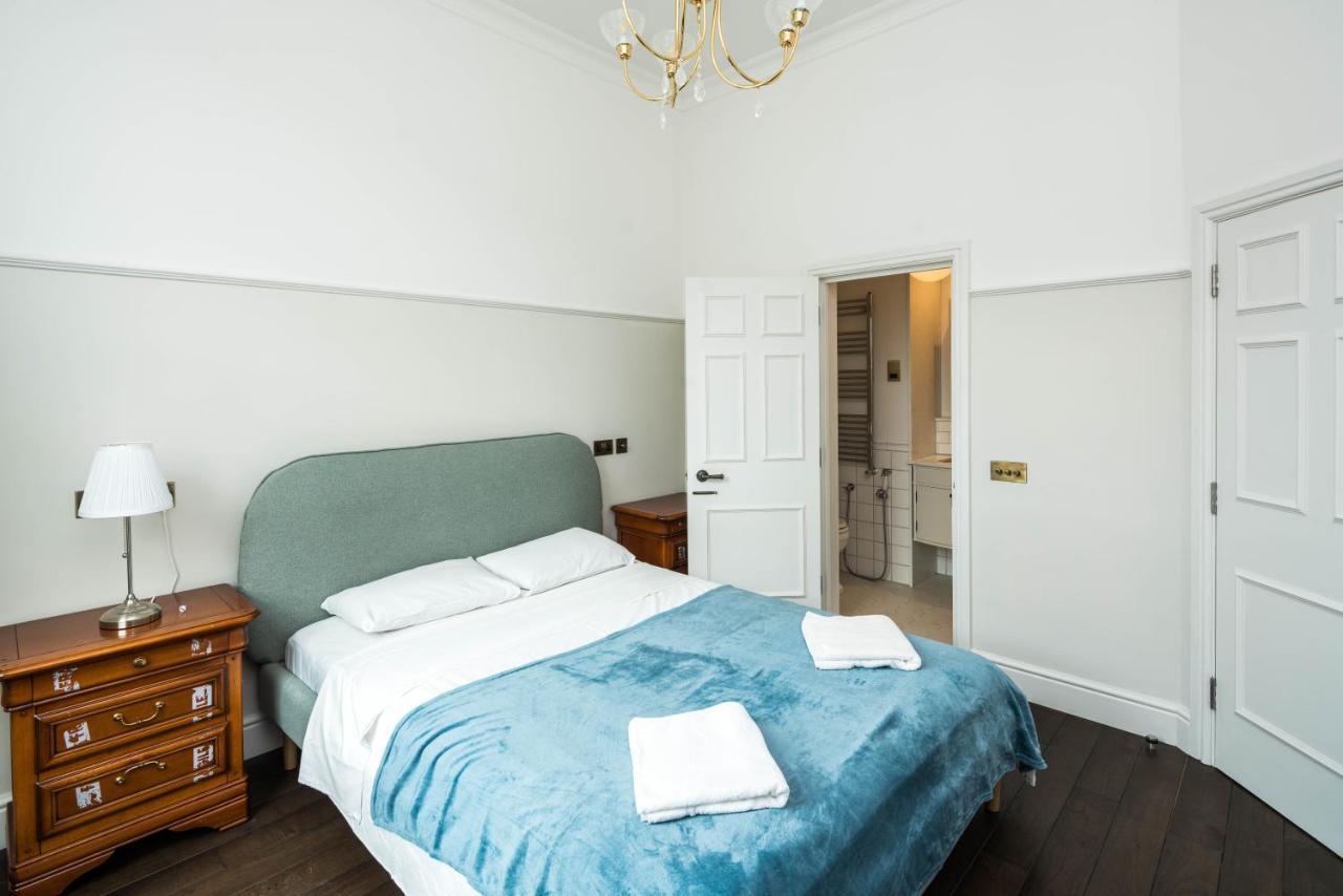 4 Bedroom House Up To 10 People At Heart Of Kensington And Chelsea 런던 외부 사진